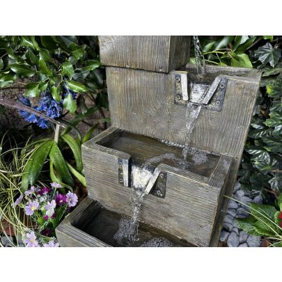 Medium Coastal Shore Traditional Water Feature